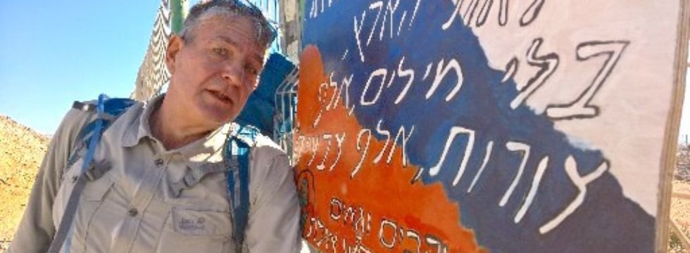 Aron Kamphausen am Start des Israel National Trail in Eilat