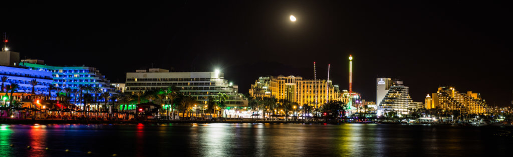 Die Küstenlinie des heutigen Elat (Nordstrand) bei Nacht