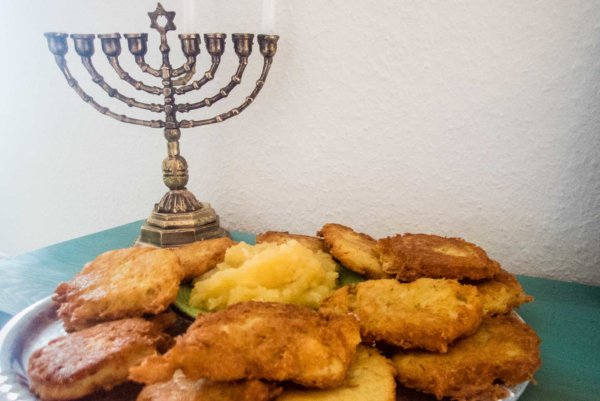 IsraelAbenteurer Kartoffel Latkes mit Apfelmus zu Chanukka ...