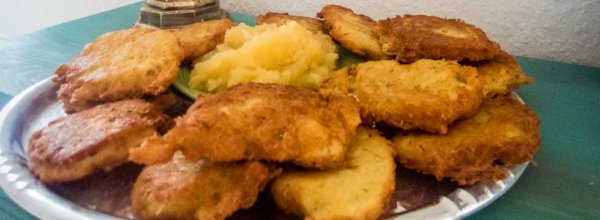 IsraelAbenteurer Kartoffel Latkes mit Apfelmus zu Chanukka ...